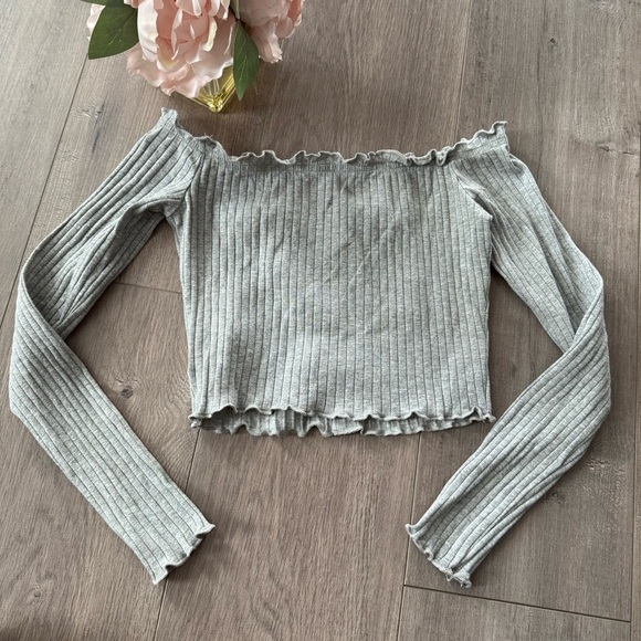 New SHEIN Grey Ribbed Button Lettuce Hem Crop Top - Picture 3 of 5